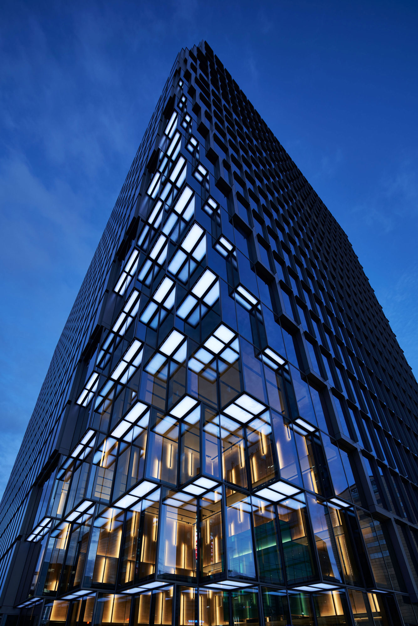 日本の街並みを歩くビジネスチーム