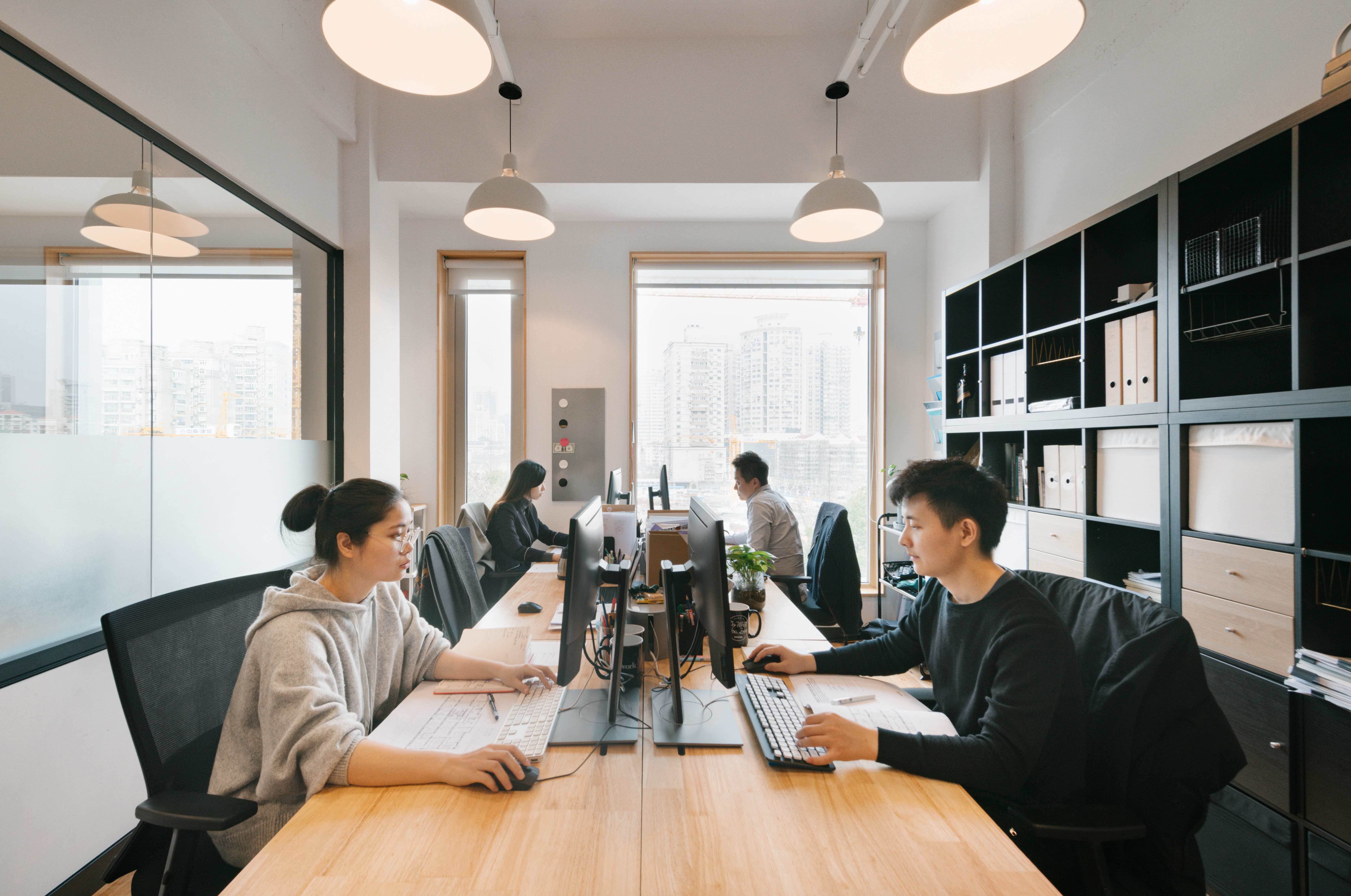 日本の歴史ある街並みで話すビジネスパーソン