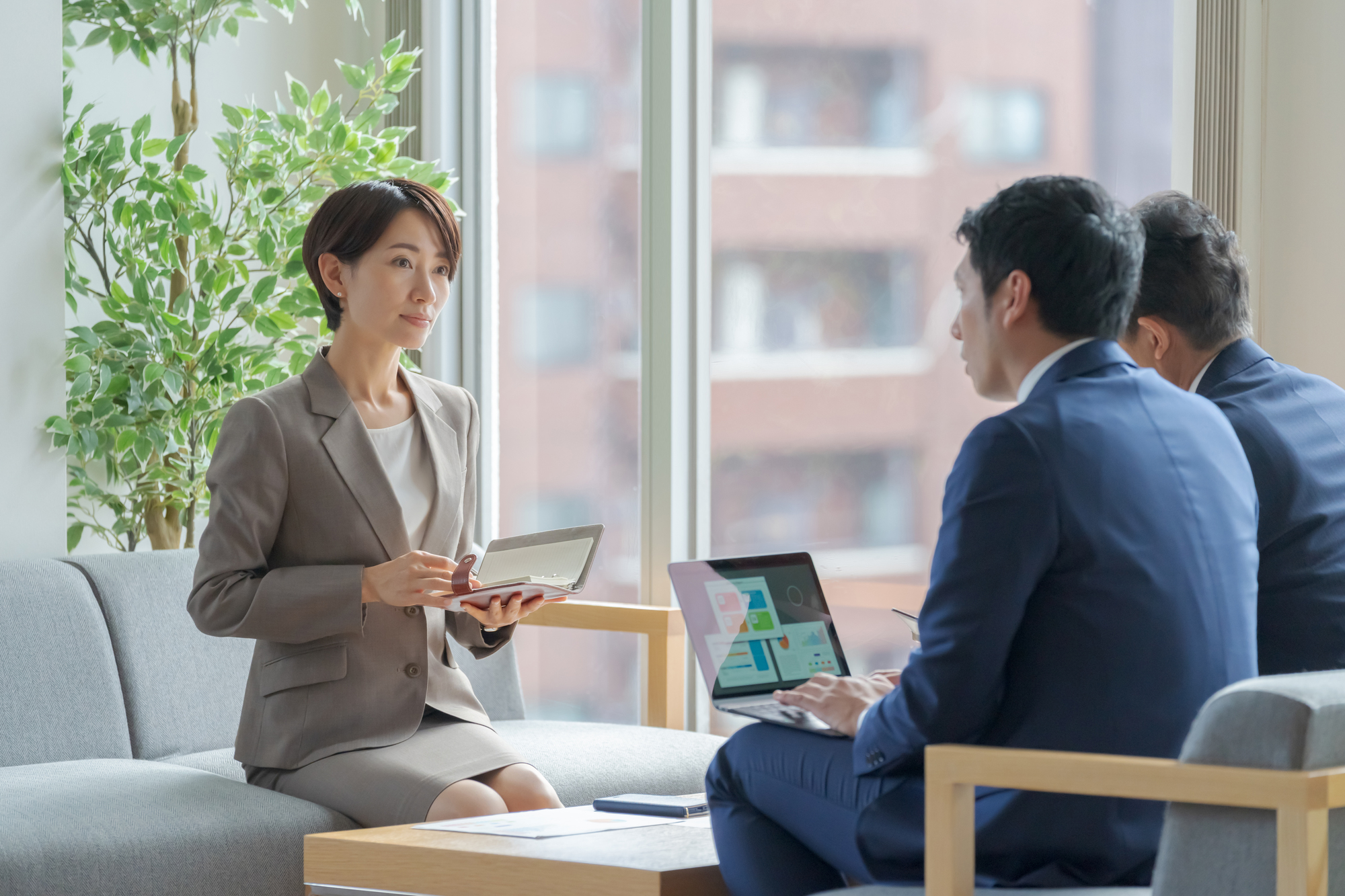 オフィスで資料を確認する女性ビジネスパーソン